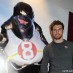 Cal Cruttchlow devant le poster de Guy Martin